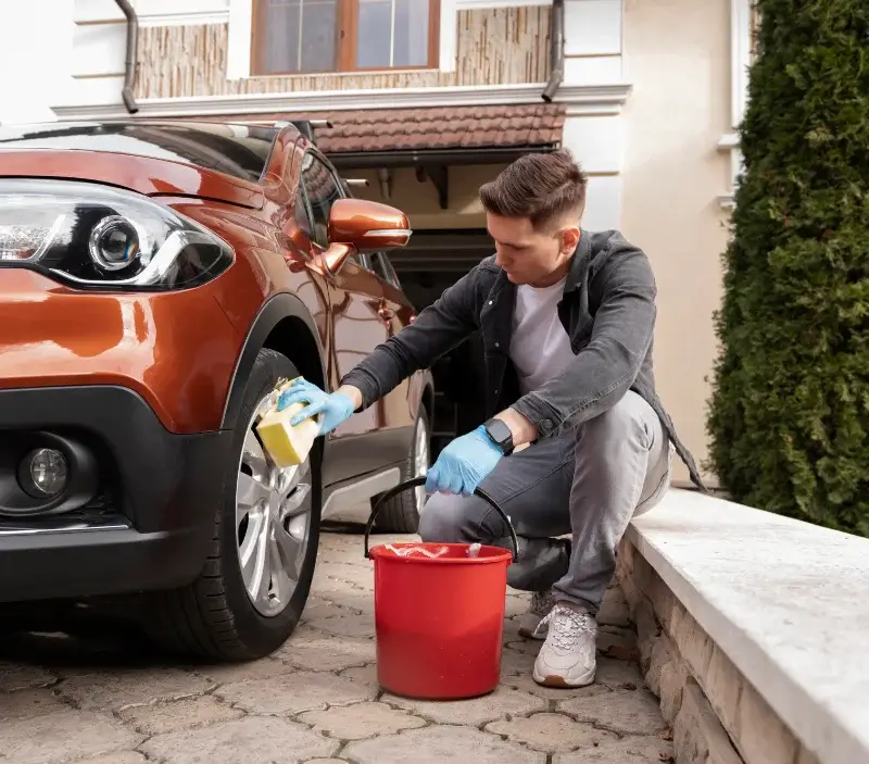 Lavage auto à domicile Saint-Père-Marc-en-Poulet : professionnel intervenant sur un véhicule